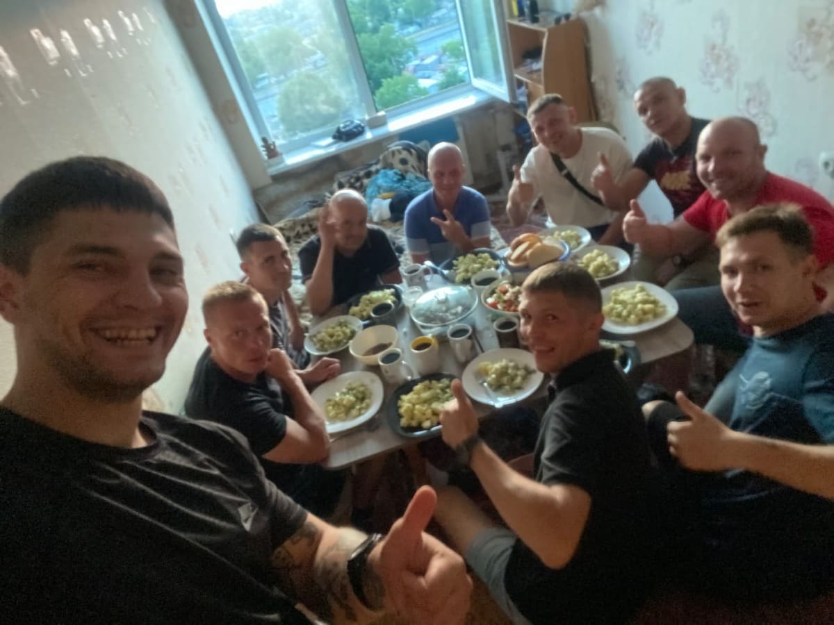 Чоловіча домашня група за спільною трапезою