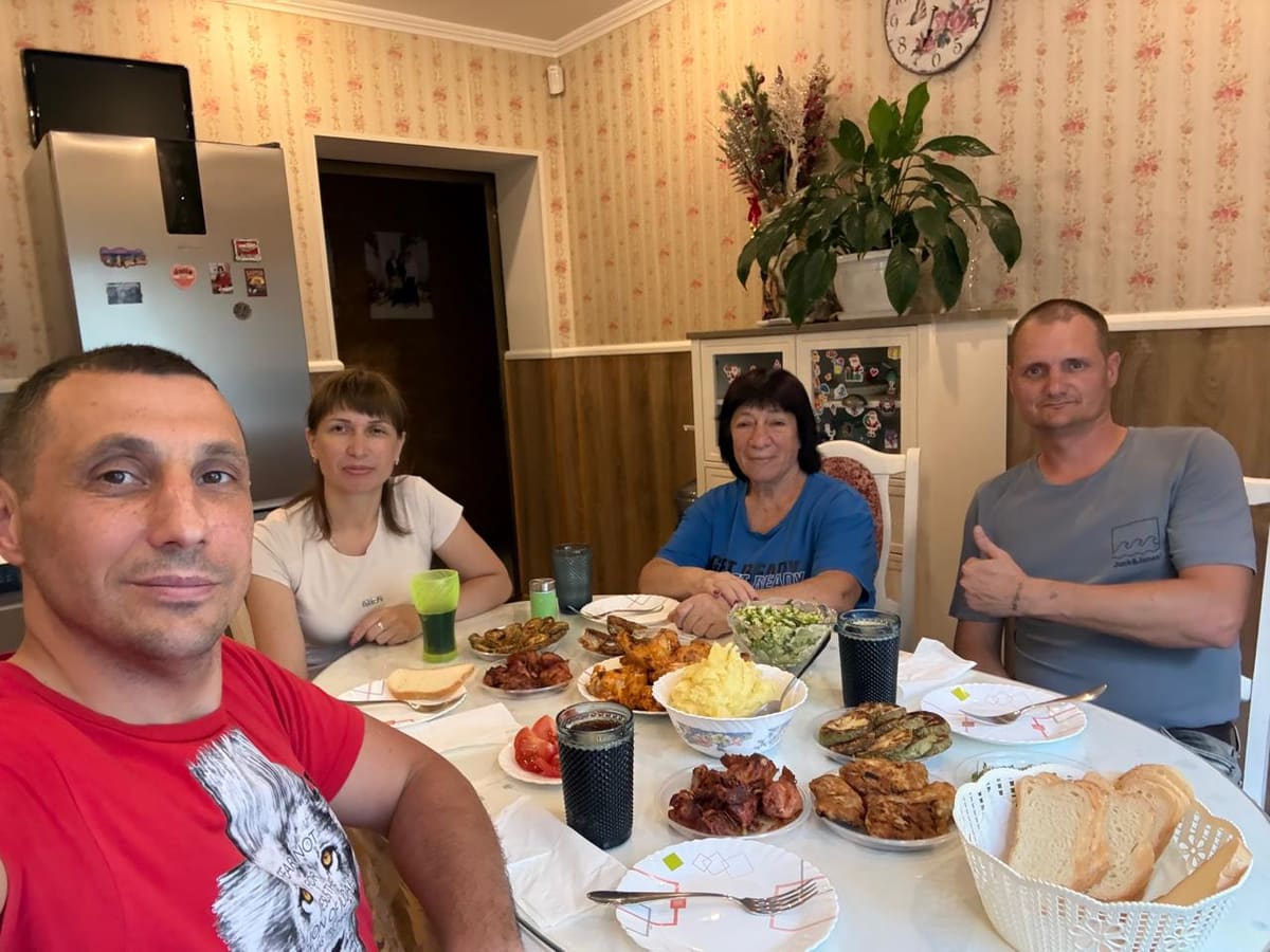 Сімейна домашня група за вечерею